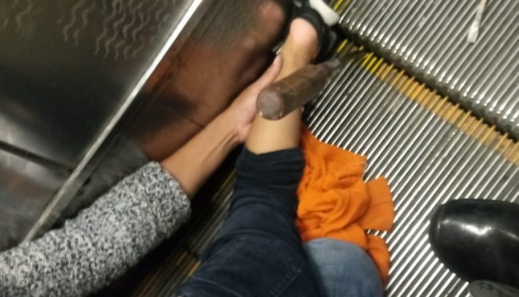 niño atorado en escalera eléctrica metro chabacano