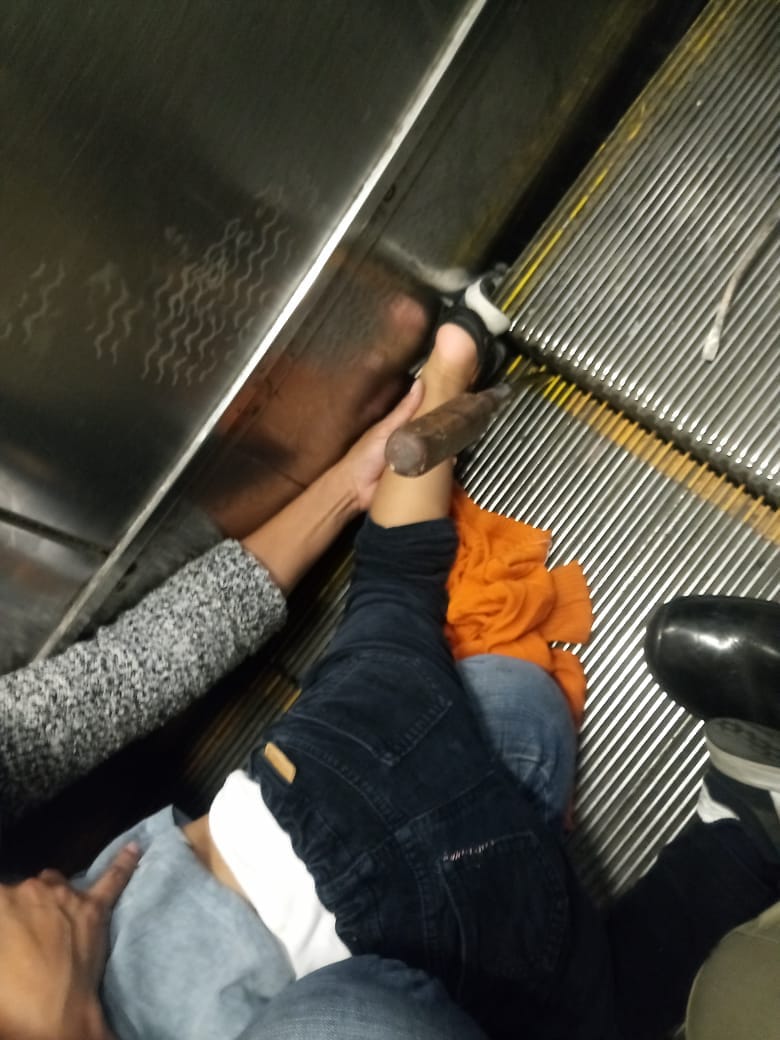 niño atorado en escalera eléctrica metro chabacano