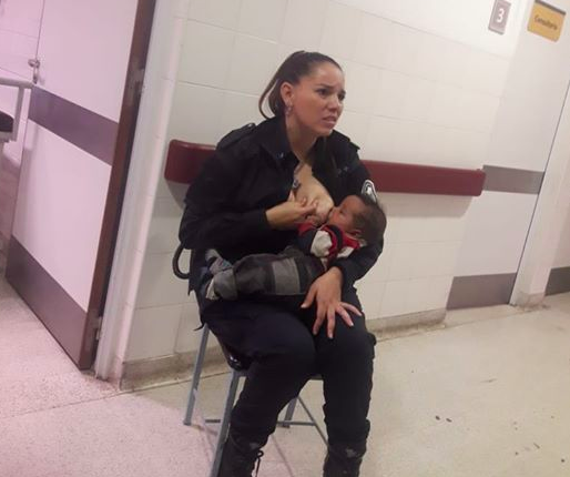 policia amamanta a bebe