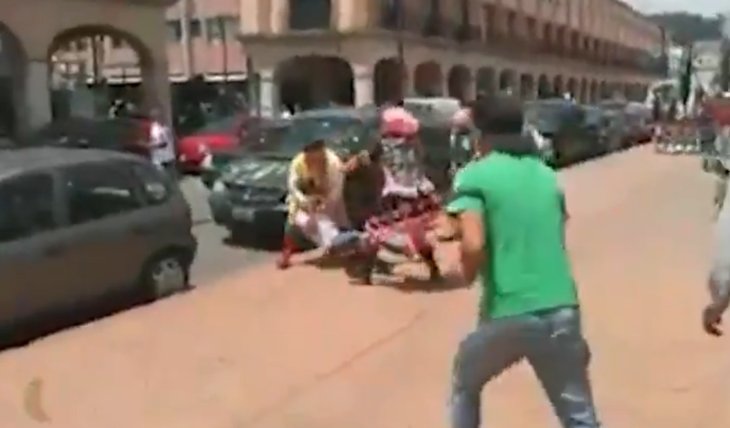 ¡Se dan con todo! Payasos se pelean frente a pequeñitos en México. Noticias en tiempo real