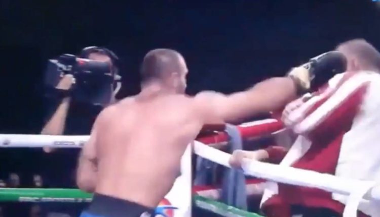 boxeador golpea a entrenador