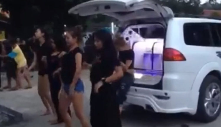 mujeres bailan en el funeral de su amiga