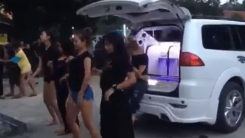 mujeres bailan en el funeral de su amiga