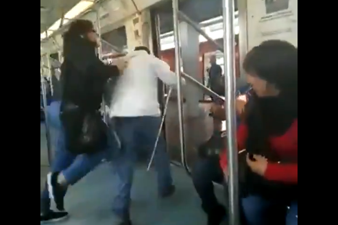 falso invidente/ Fuente: Twitter @TonyZarur