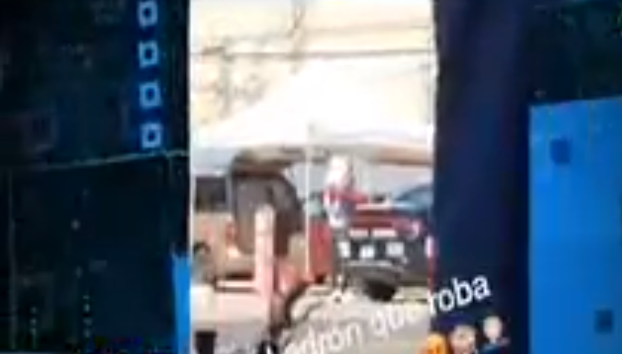 VIDEO: Cachan en la movida a oficial comprando combustible ilegal. Noticias en tiempo real