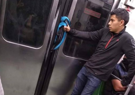 Se le atora la mochila en el metro y se hace viral por su historia. Noticias en tiempo real