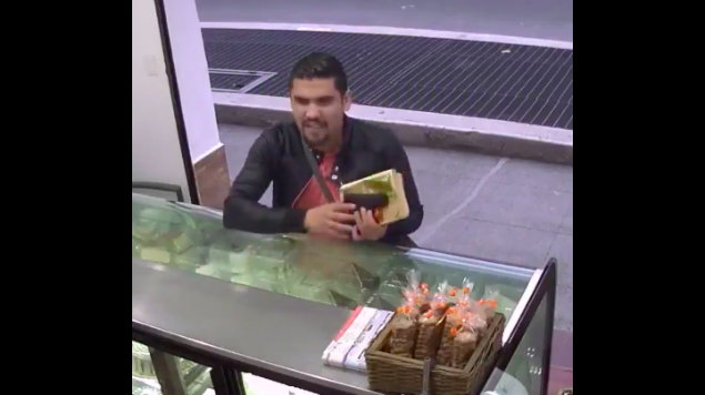 ¡INCREÍBLE! Hombre asalta panadería con arma oculta en una BIBLIA. Noticias en tiempo real