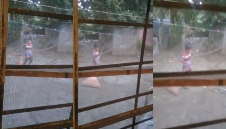 niño causa gracia al barrer / Fuente: Facebook @T-Hom Krys +502