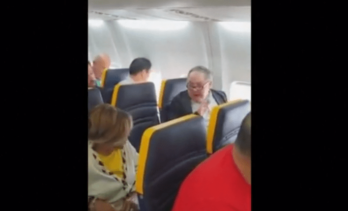 hombre insulta a mujer negra en vuelo londres