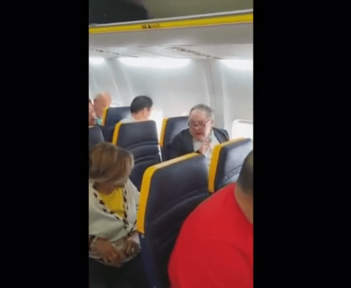hombre insulta a mujer negra en vuelo londres