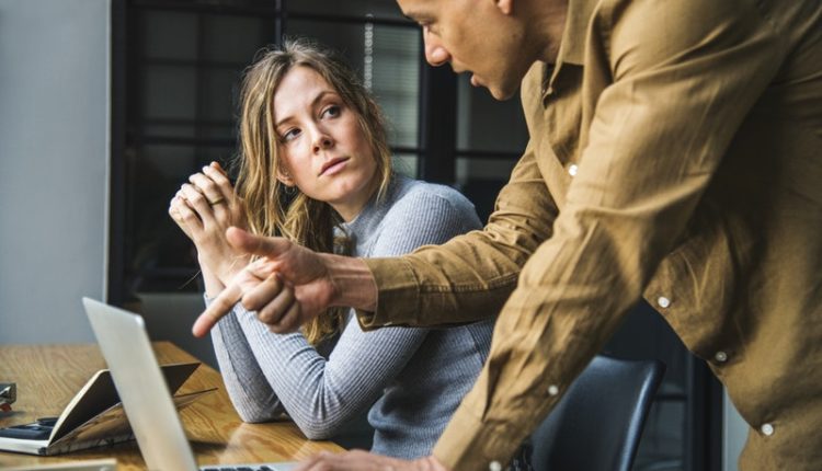 banquero pide favores sexuales/ Fuente: @Pexels