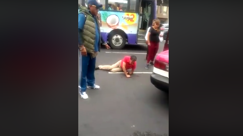 VIDEO: Taxista y microbusero pelean con cuchillo. Noticias en tiempo real