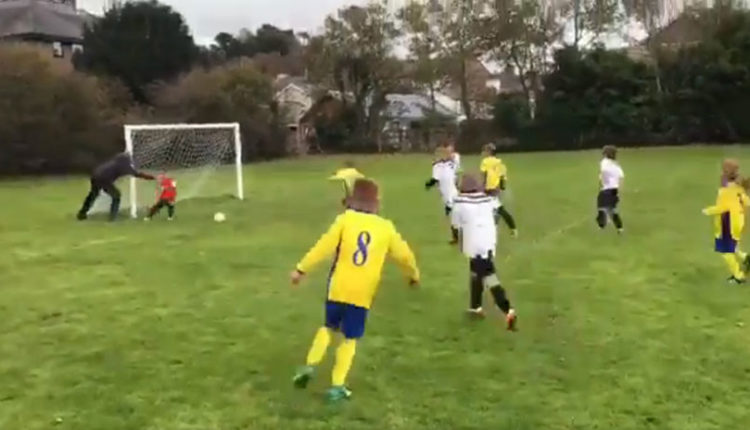 Taclea a su hijo para que no anotara GOL