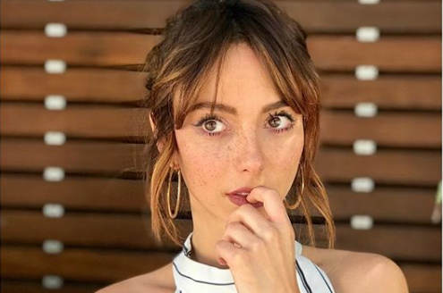 Natalia Téllez MOSTRÓ de más al posar en mini falda. Noticias en tiempo real