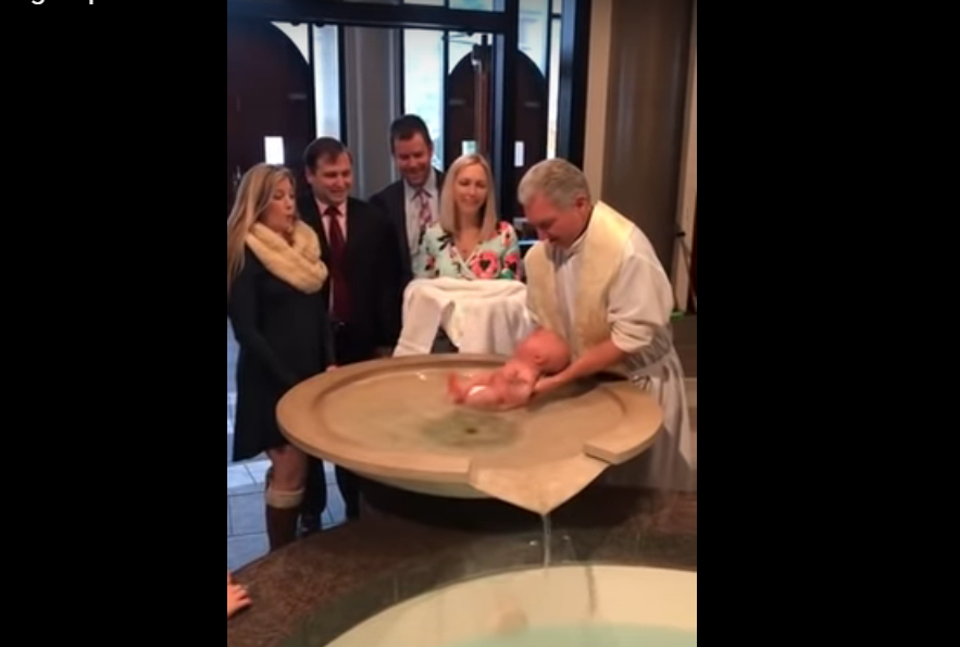 bebe se resbala de las manos del sacerdote durante bautizo cae se golpea contra la pila video