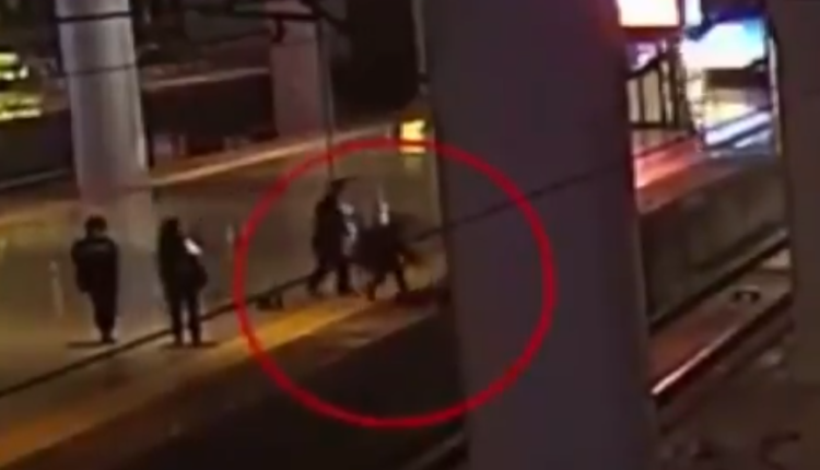 mujer SE LANZA a las vías del tren tras discutir con su novio