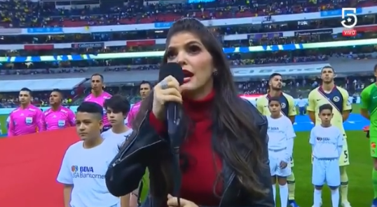 Se mofan de Ana Bárbara por equivocarse en la letra del Himno Nacional