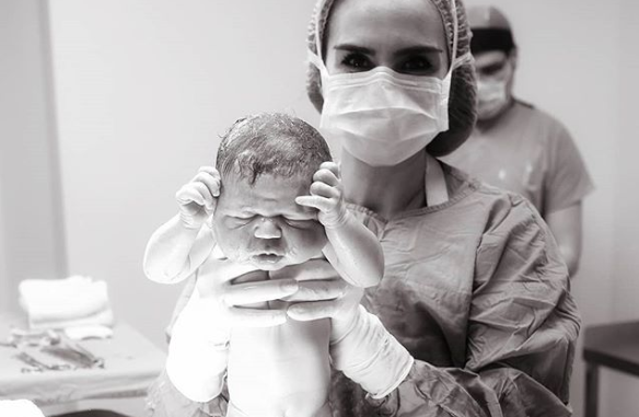 Lanzan a recién nacido al retrete muere tras atención médica