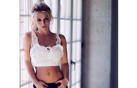 Britney Spears enciende las redes con baile en bikini