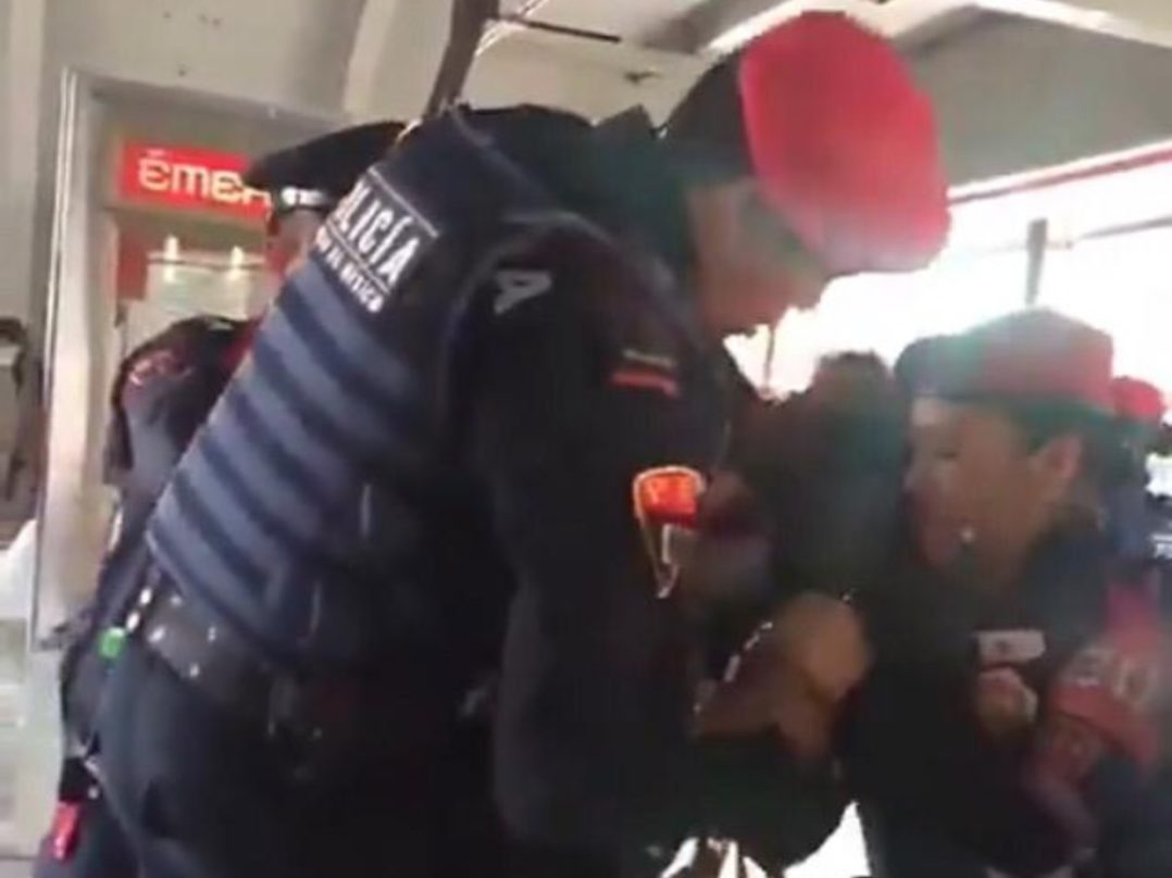 VIDEO: Vagonero le ARRANCÓ un dedo a una abuelita en el Metro. Noticias en tiempo real