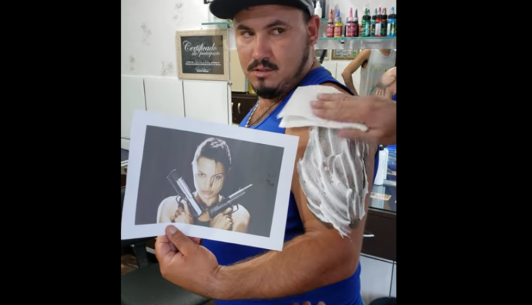 quiso tatuarse a angelina jolie como lara croft y el resultado fue desastroso