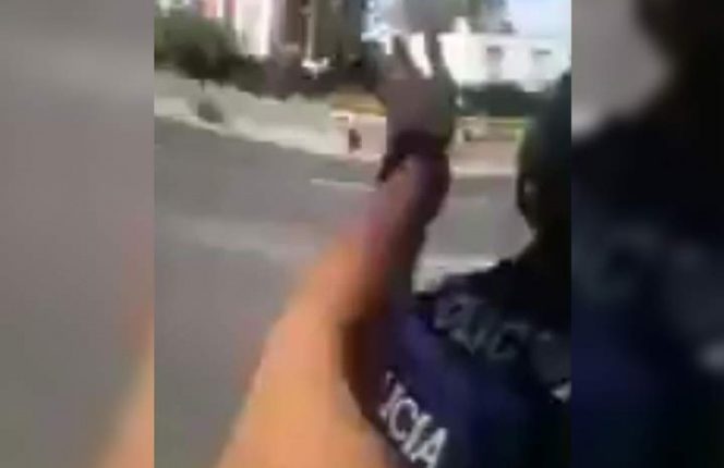 motociclistas zapean a policías