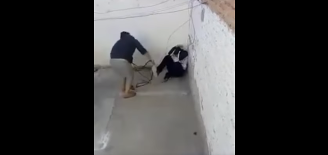 Video: Madre azota con cable eléctrico a su hijo, la busca la policía. Noticias en tiempo real