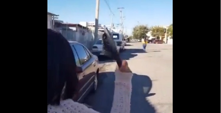 La Chancla Voladora de esta madre hace caer a su hija a distancia (Video). Noticias en tiempo real