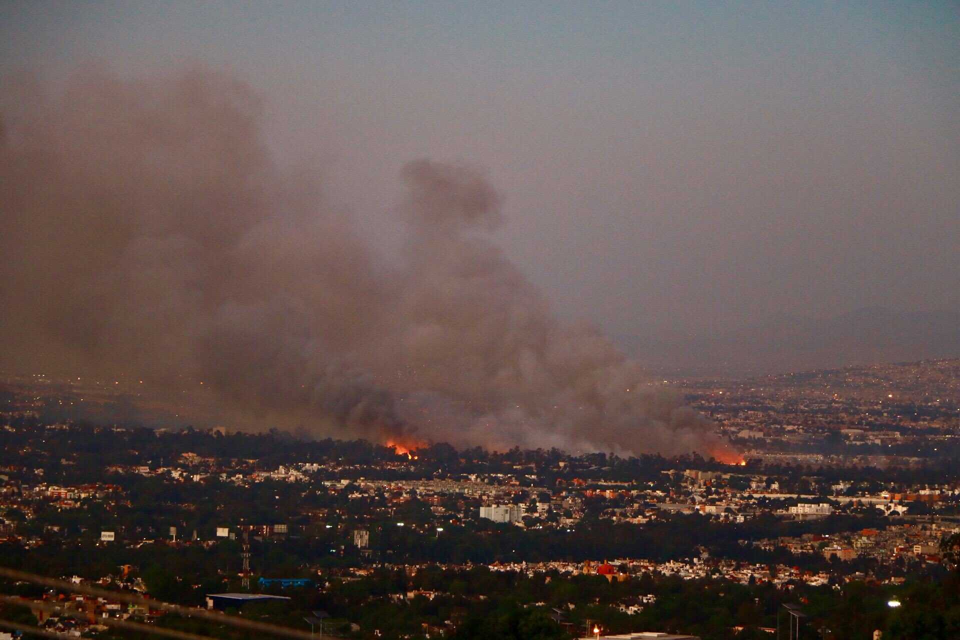 El calor y viento impiden apagar incendio en Xochimilco. Noticias en tiempo real
