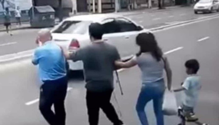 VIDEO: Chofer de camión ayuda a cruzar a pareja de invidentes. Noticias en tiempo real