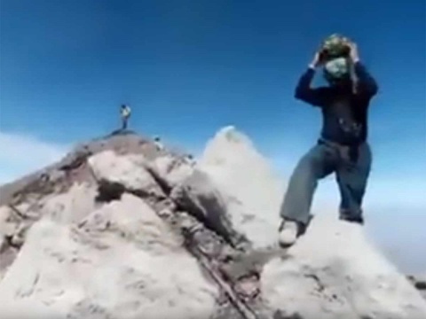 VIDEO: Hombres escalan hasta cráter del ‘Popo’ para grabar actividad. Noticias en tiempo real