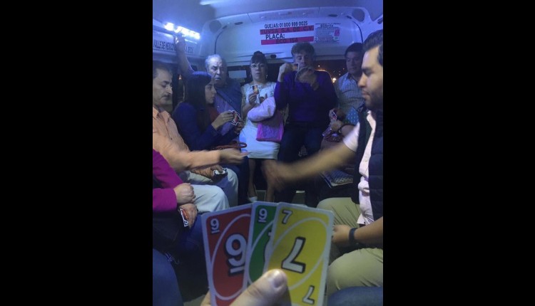 VIDEO: Pasajeros de combi viajan jugando UNO y se vuelven viral. Noticias en tiempo real