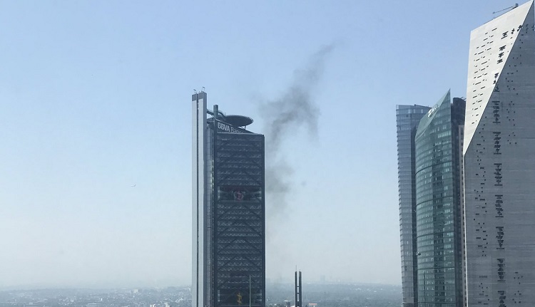 Sale humo de la Torre Bancomer y pone en alerta nuevamente. Noticias en tiempo real
