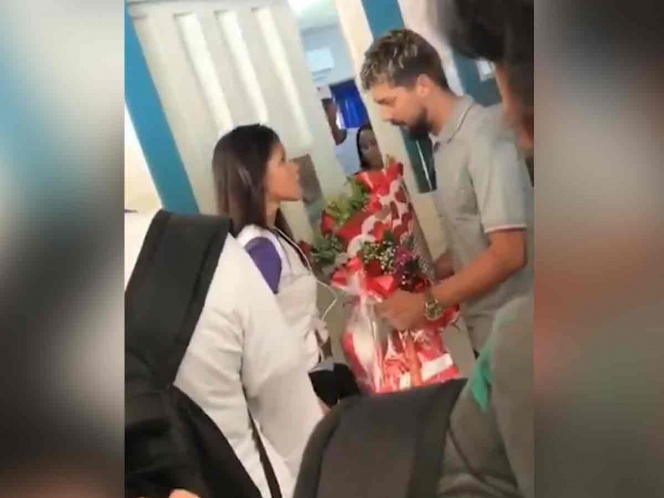 VIDEO: Luego de ser rechazado le avienta las flores a su chica. Noticias en tiempo real