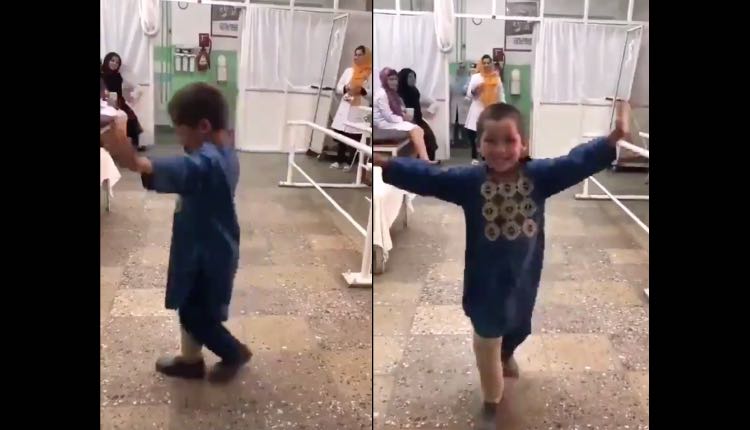 niño baila al recibir su prótesis de pierna