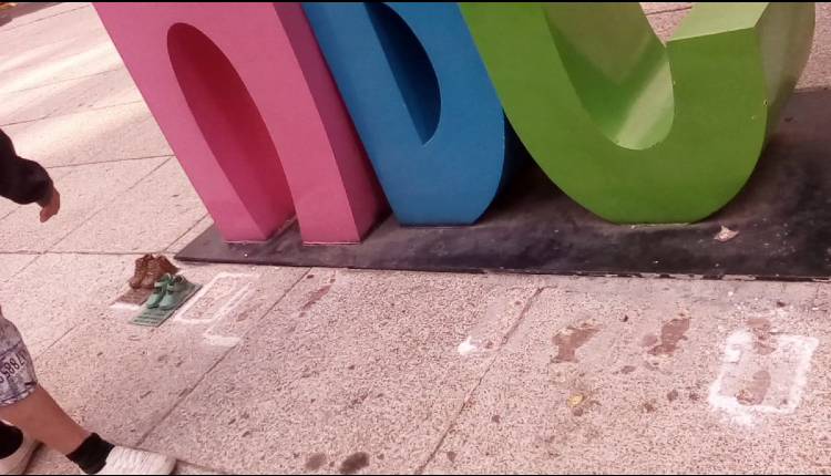 robo antimonumento guardería abc zapatos bronce