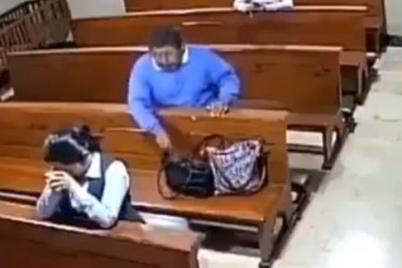 VIDEO: Con la bendición de Dios, hombre roba en iglesia