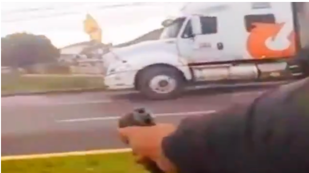 De película: Polícias recuperan tráiler luego de una balecera (VIDEO). Noticias en tiempo real