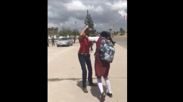 Alumnas de secundaria son vistas peleando en las calles de Coahuila. Noticias en tiempo real