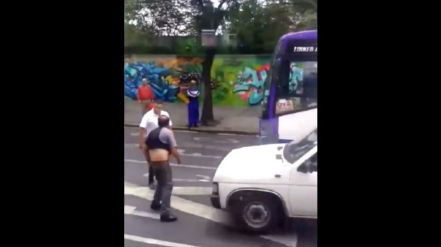 chofer golpea conductor