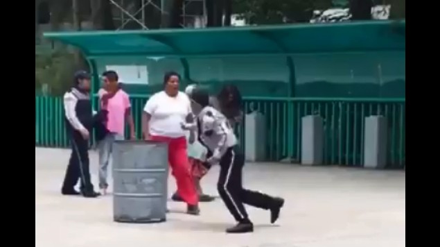 Mujeres agreden con cinturón a vigilante de Bachilleres 3 (VIDEO). Noticias en tiempo real