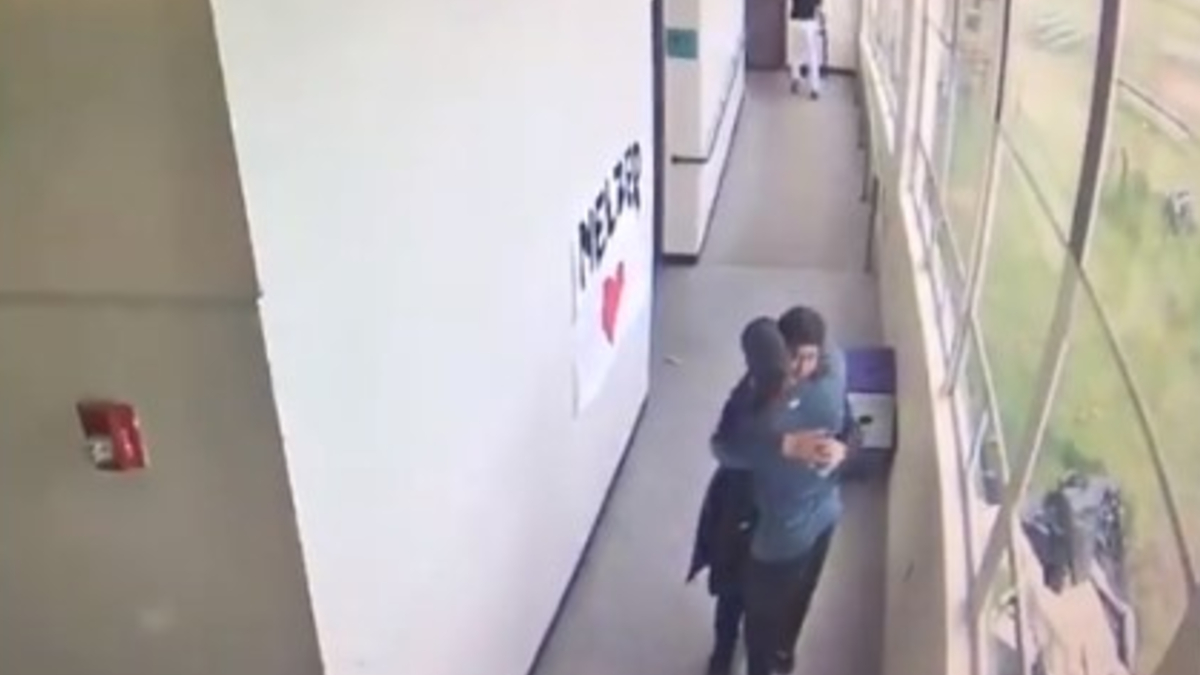 profesor tiroteo abraza agresor