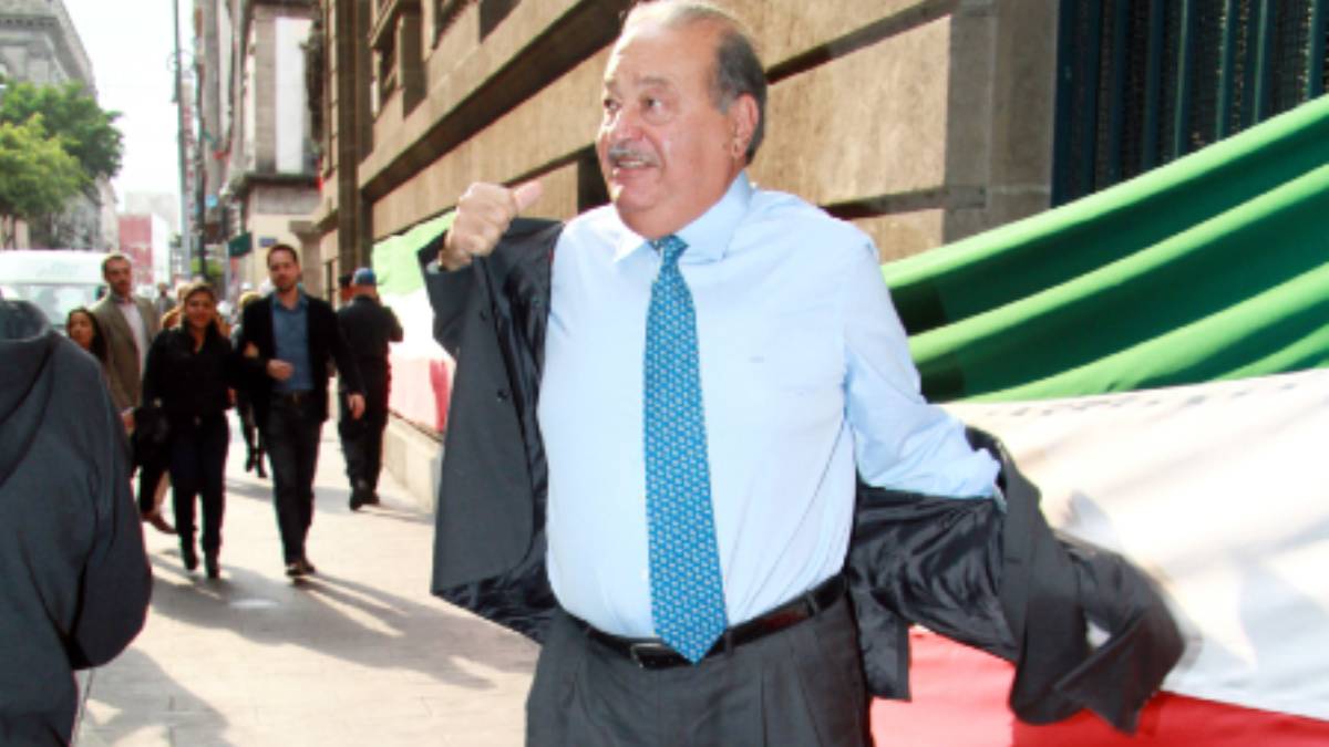 Carlos Slim considera “innecesaria” la tesis, basta con terminar la carrera. Noticias en tiempo real