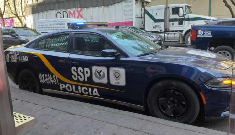 hombre defiende hija