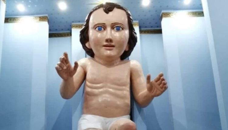 niño dios grande mundo