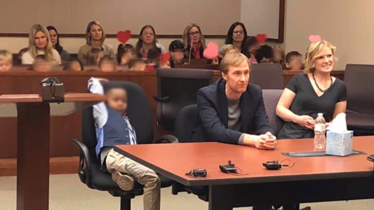 niño adopción amigos