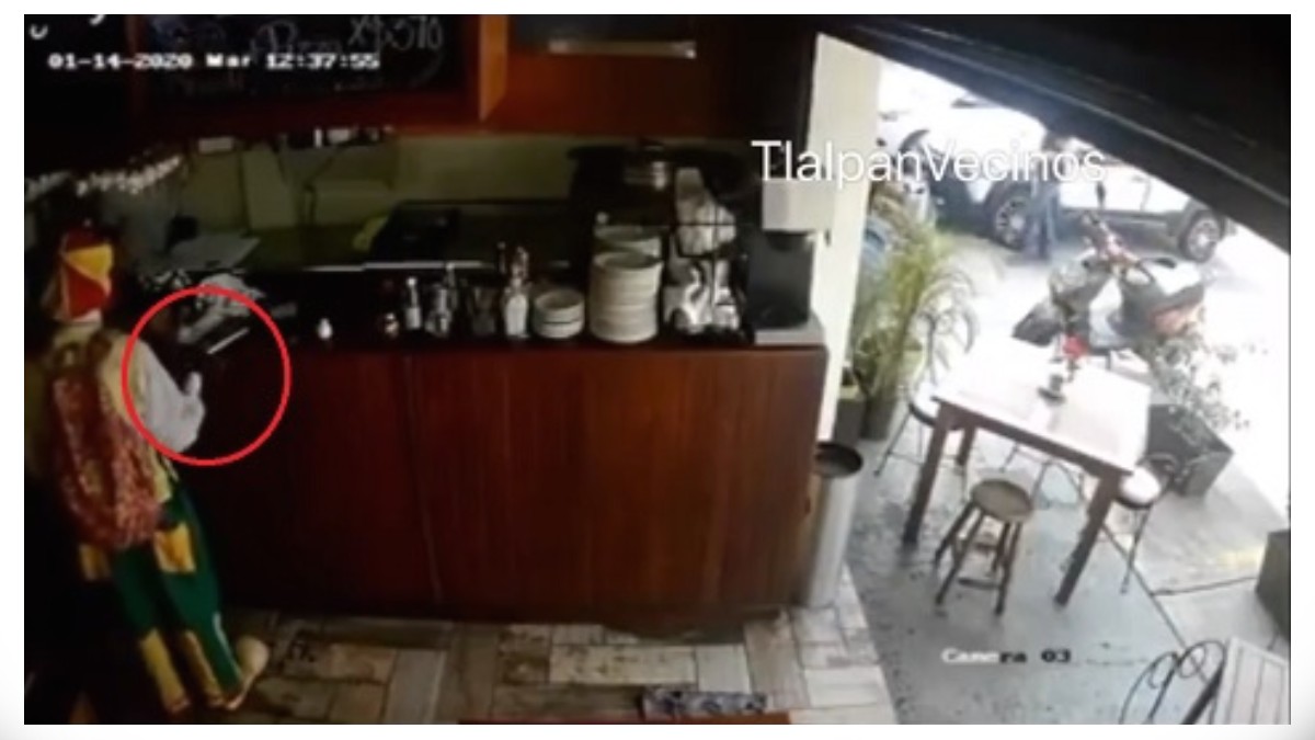 Payaso entra por agua a un restaurante y aprovecha para robar una Tablet. Noticias en tiempo real