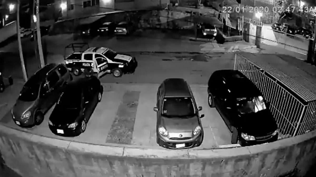 Policías son captados robando autopartes (Video). Noticias en tiempo real
