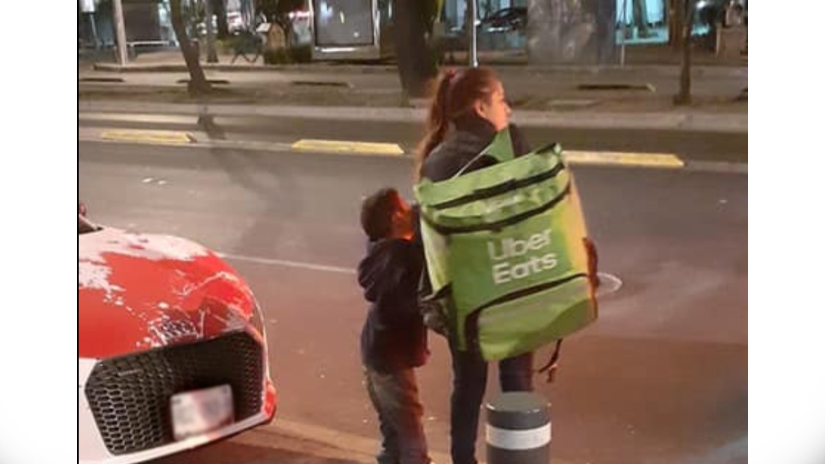 Viral: Madre reparte UBER Eats a pie con su hijo pequeño y se vuelve viral. Noticias en tiempo real