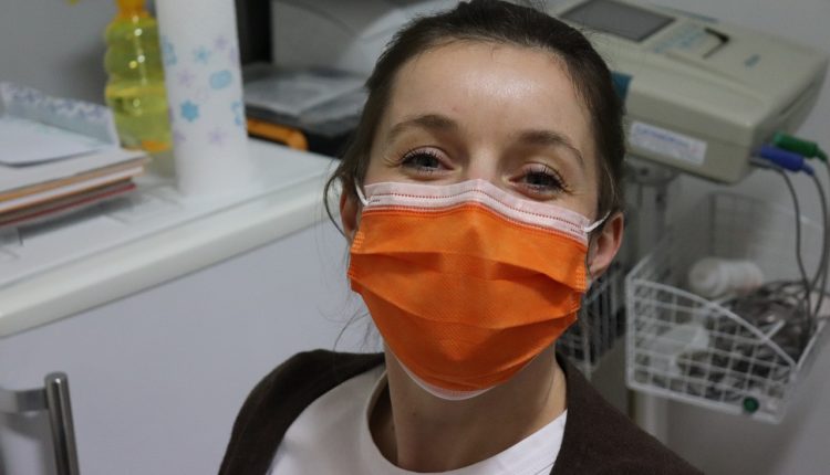 enfermera, Israel suspende el uso de cubrebocas al aire libre
